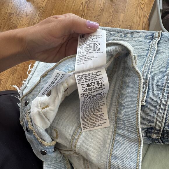 Levi's Womens 501 Jean Shorts Size 26 Button Fly Denim Light Wash Blue - Picture 4 of 6